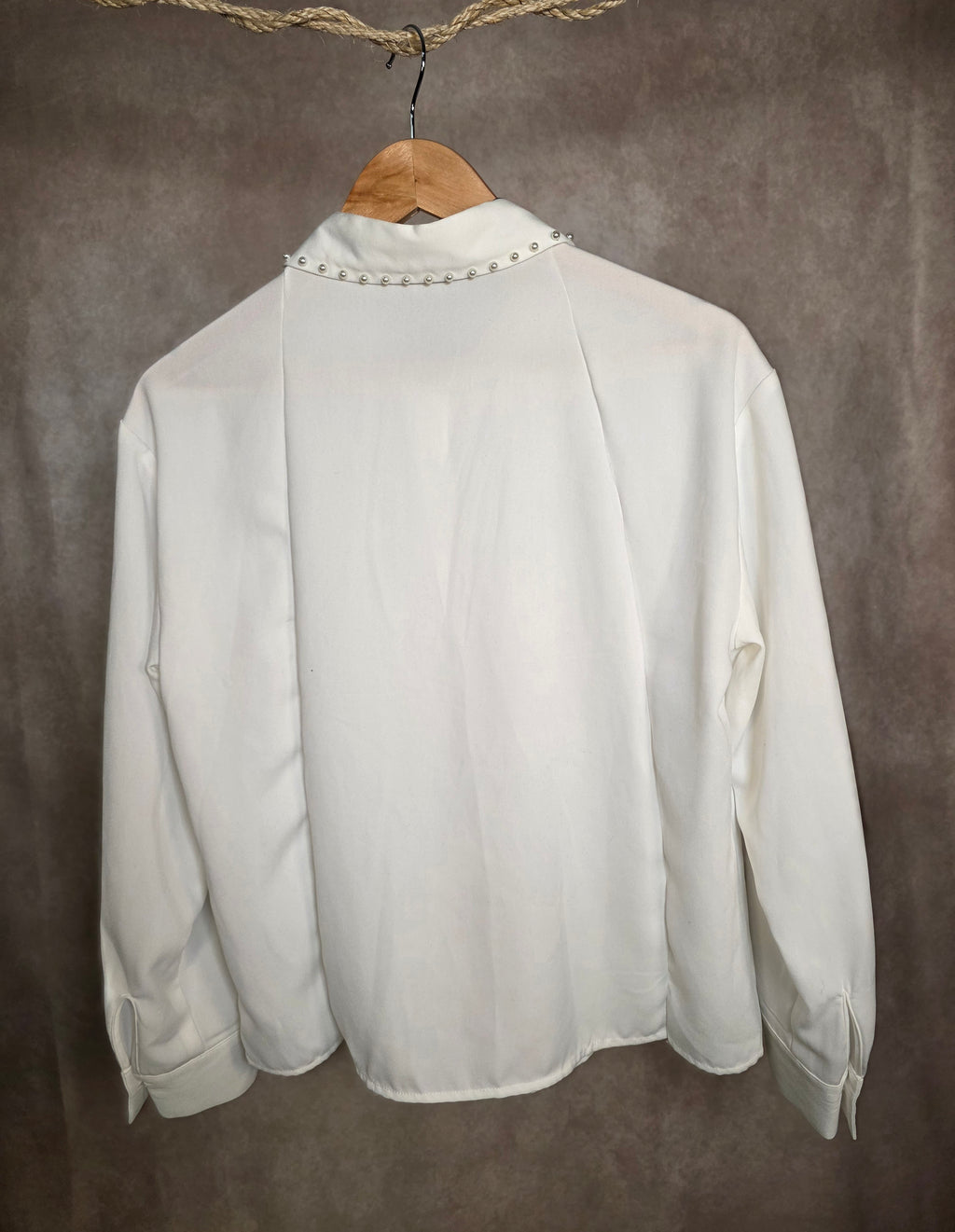 Camicia con colletto impreziosito da micro perle