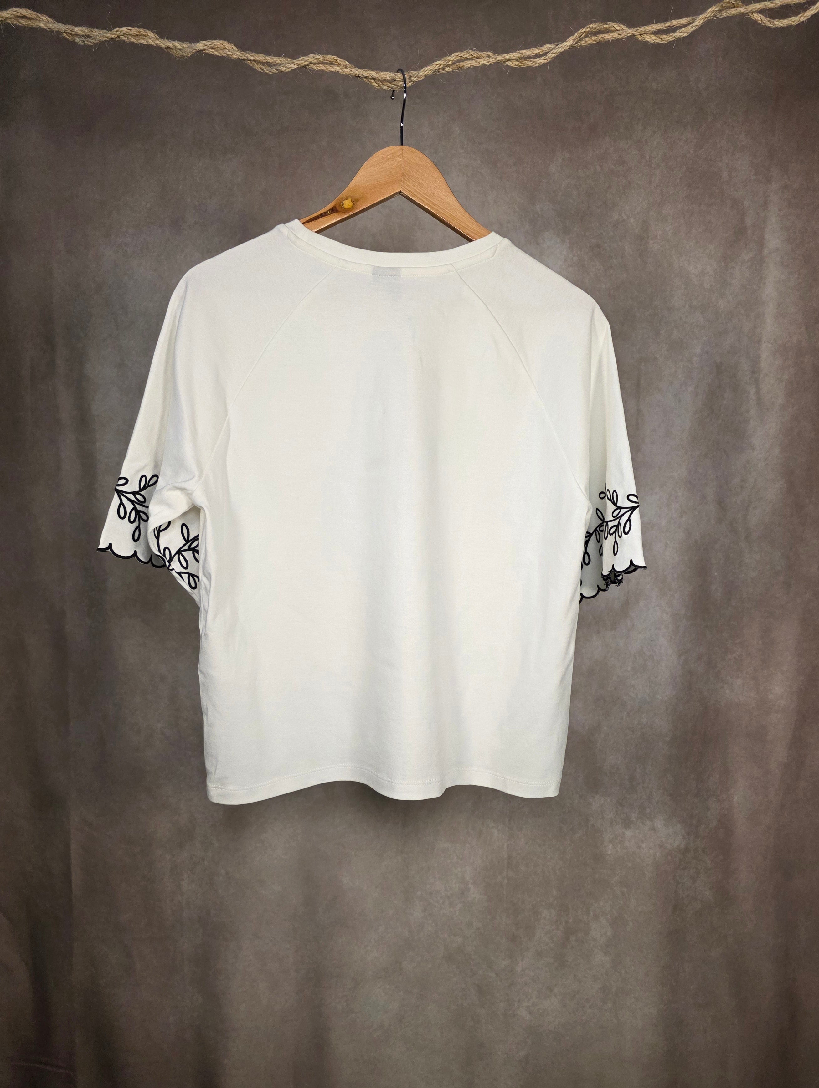 Camicia con ricami floreali