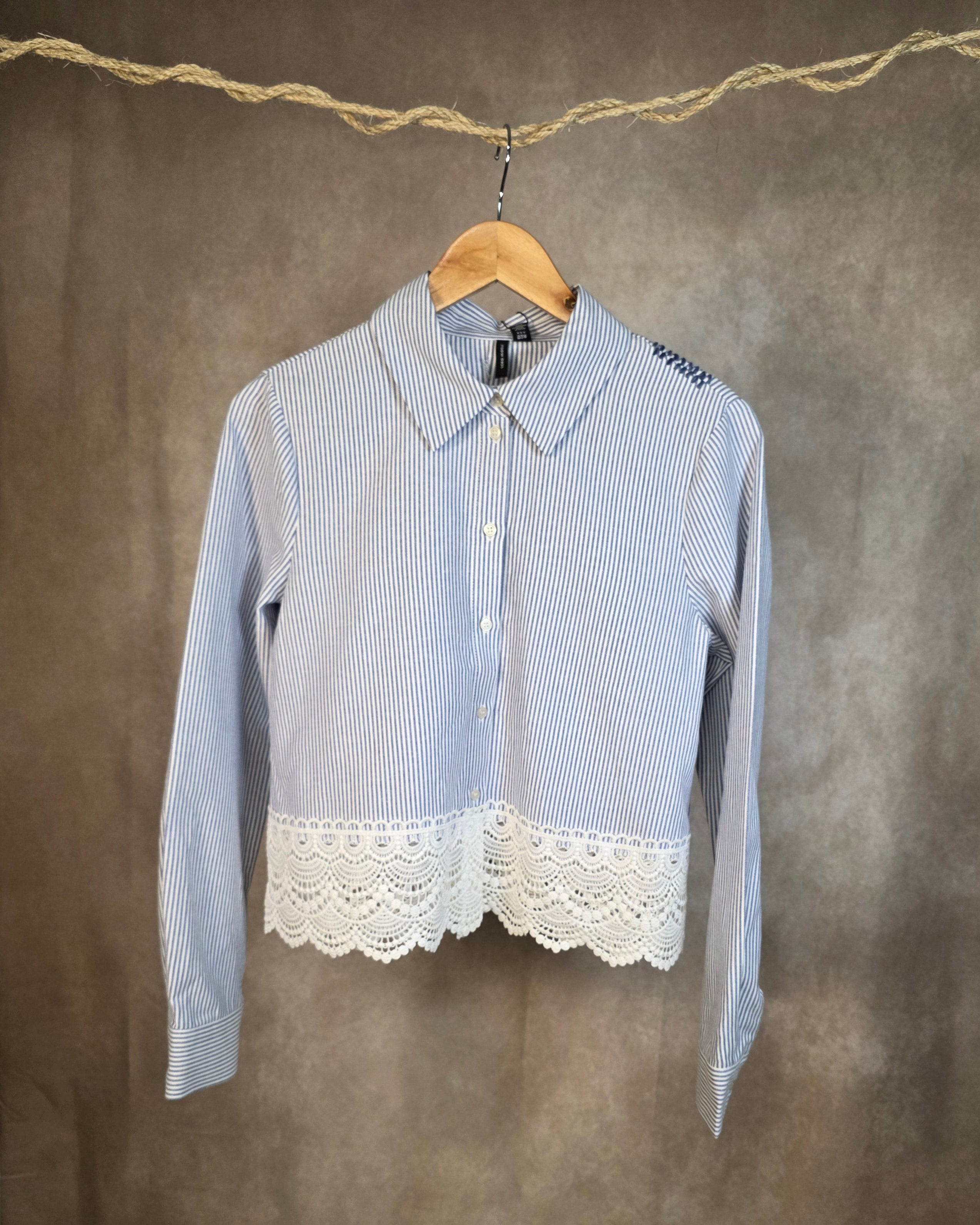 Camicia con bordo decorato in pizzo bianco