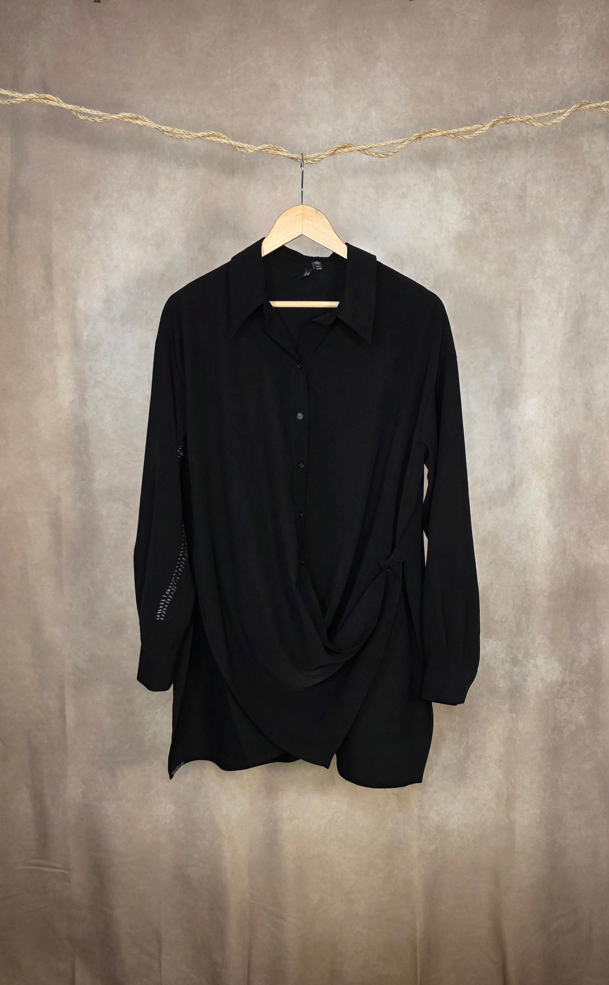Camicia drappeggiata dal taglio morbido