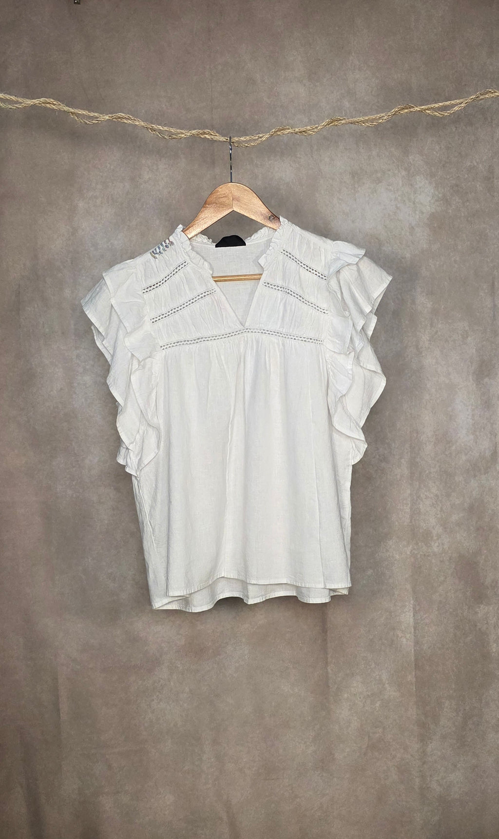 Camicia smanicata con volant in misto lino