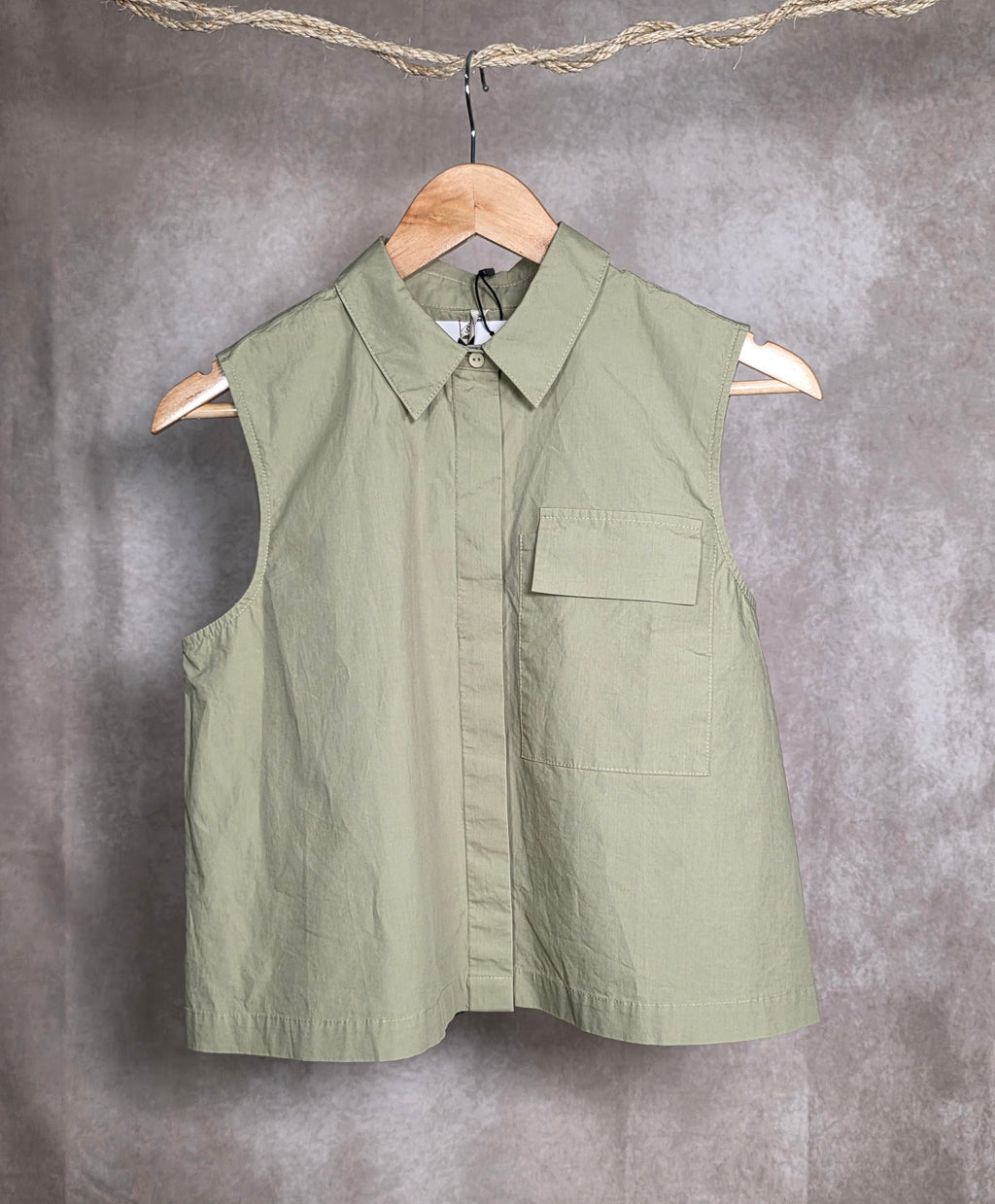 Camicia smanicata in popeline di cotone