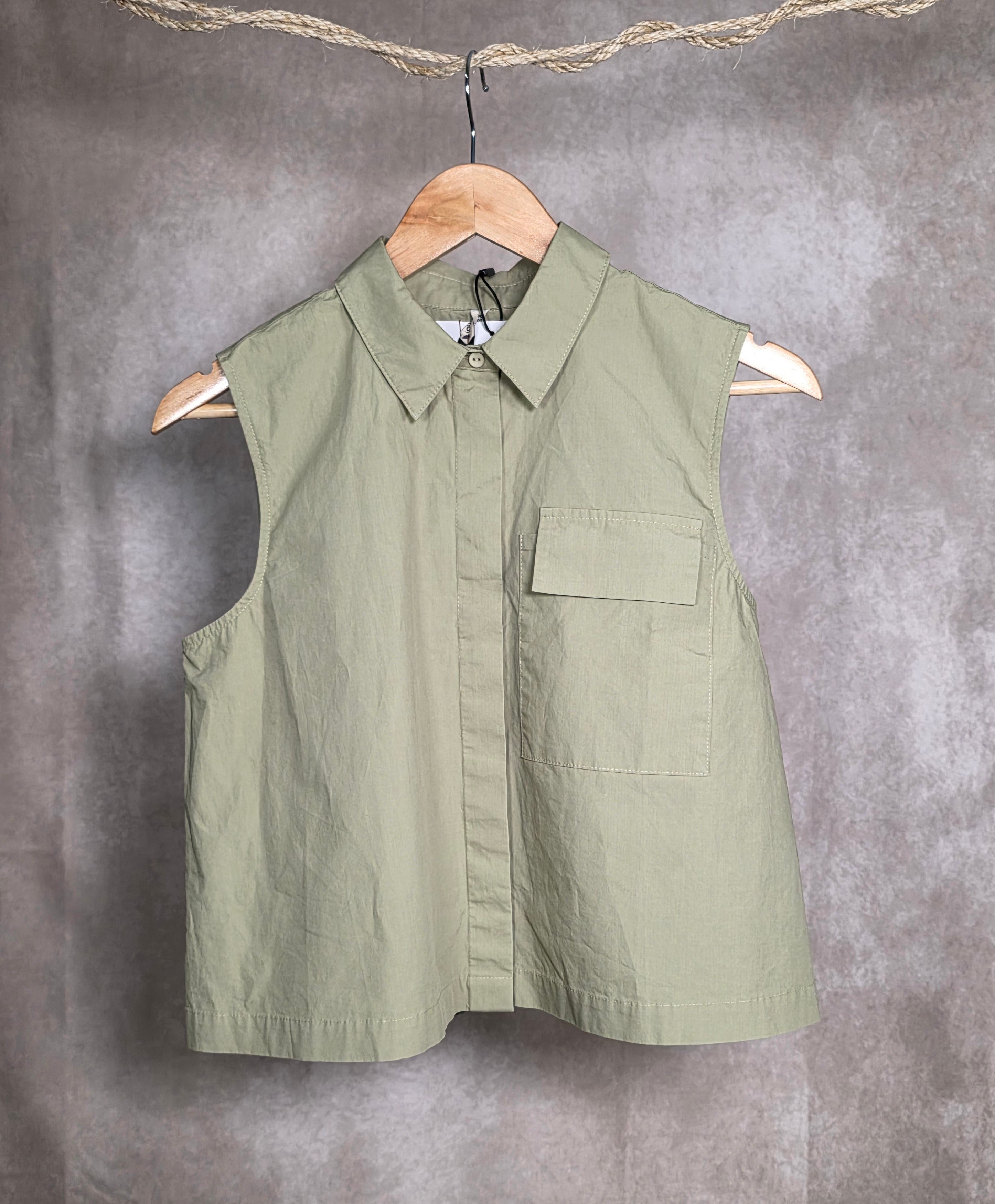 Camicia smanicata in popeline di cotone