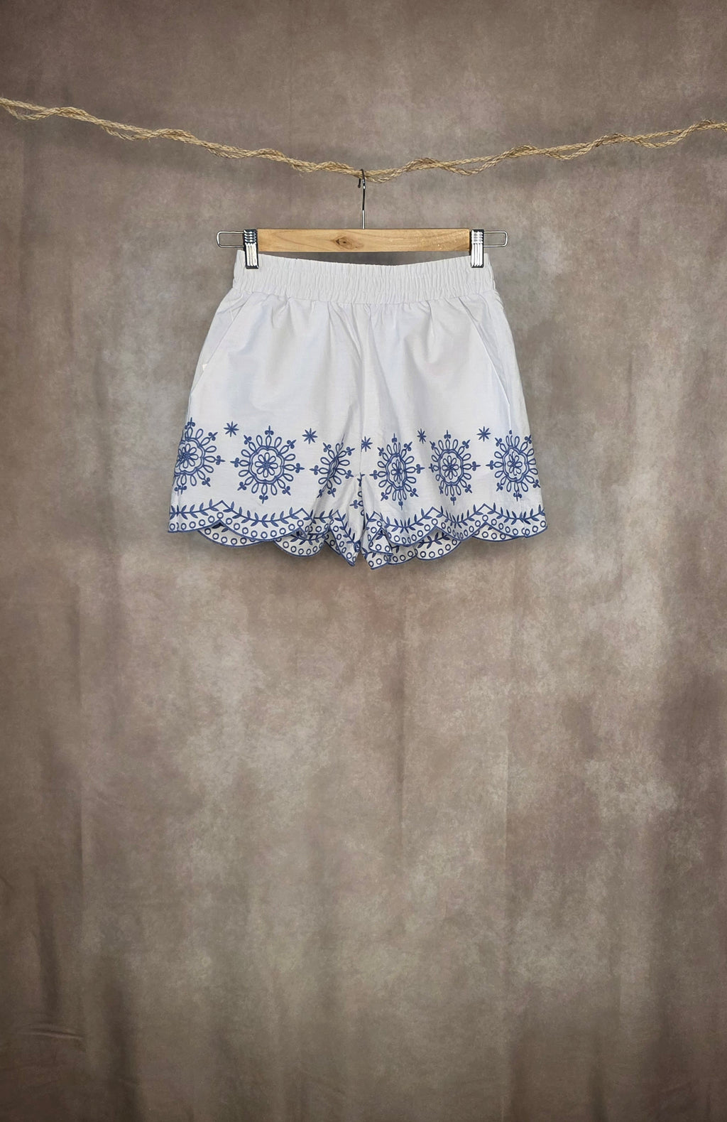 Pantaloncini in cotone ricamato