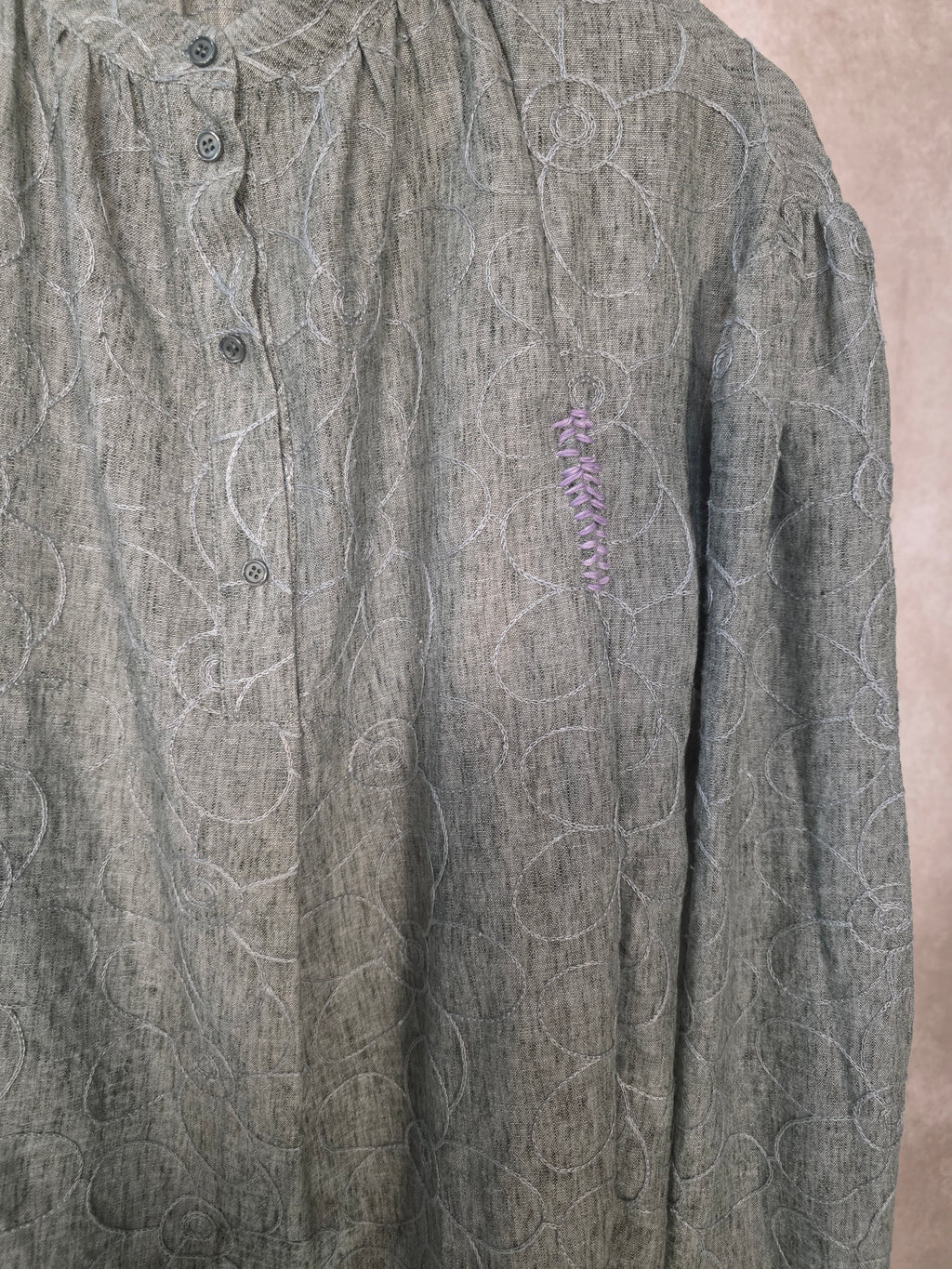Camicia con motivi floreali ricamati