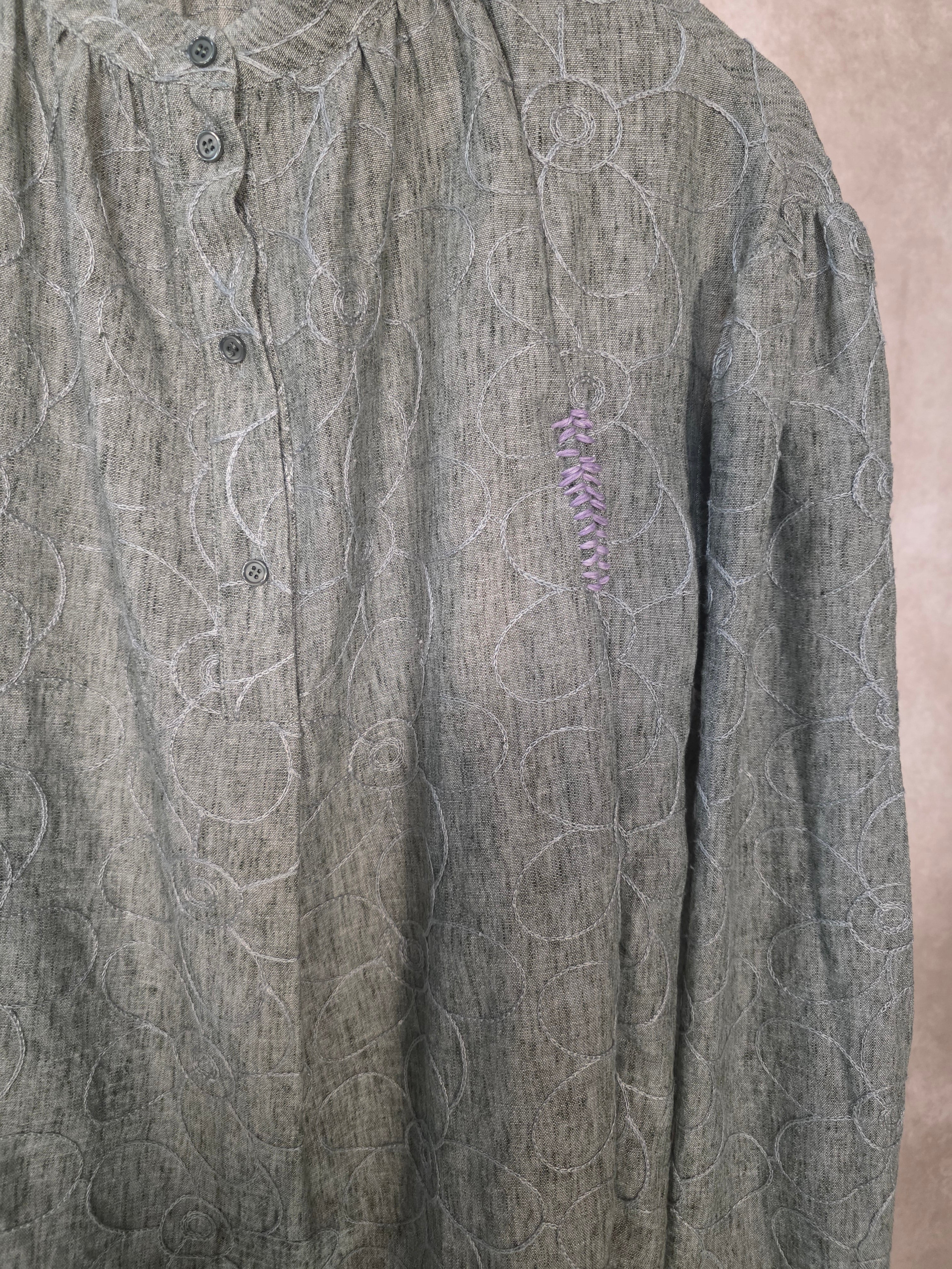 Camicia con motivi floreali ricamati