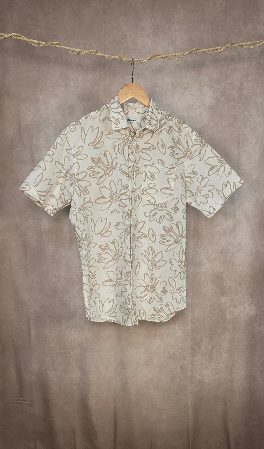 Camicia con stampa floreale neutra