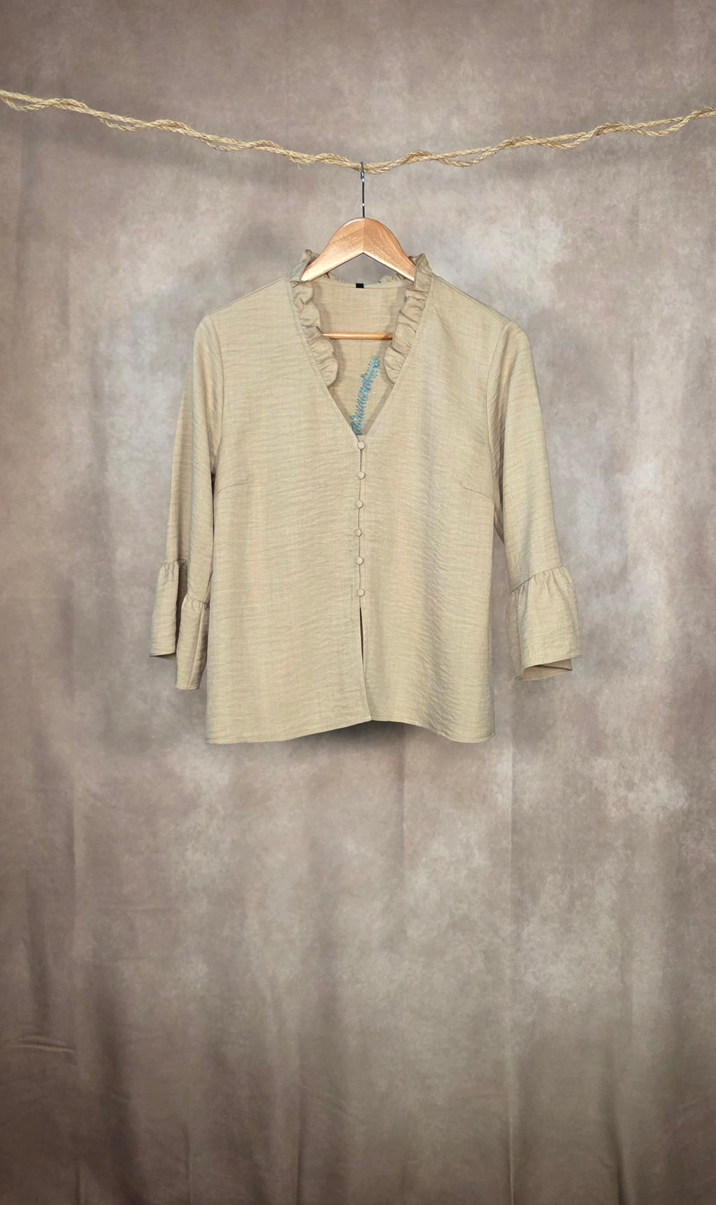 Camicia scollata a V con volant