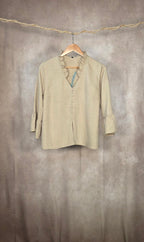 Camicia scollata a V con volant