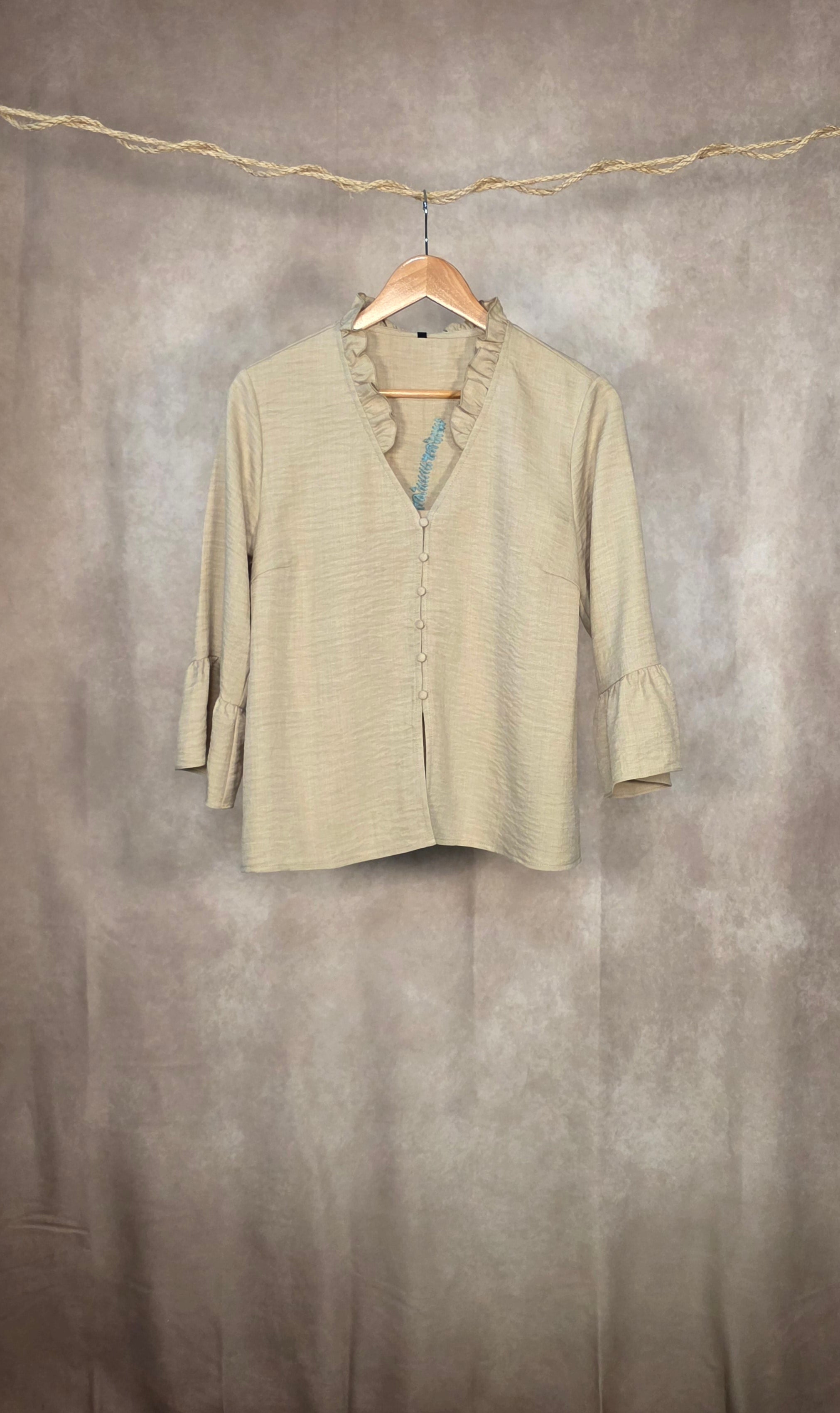 Camicia scollata a V con volant