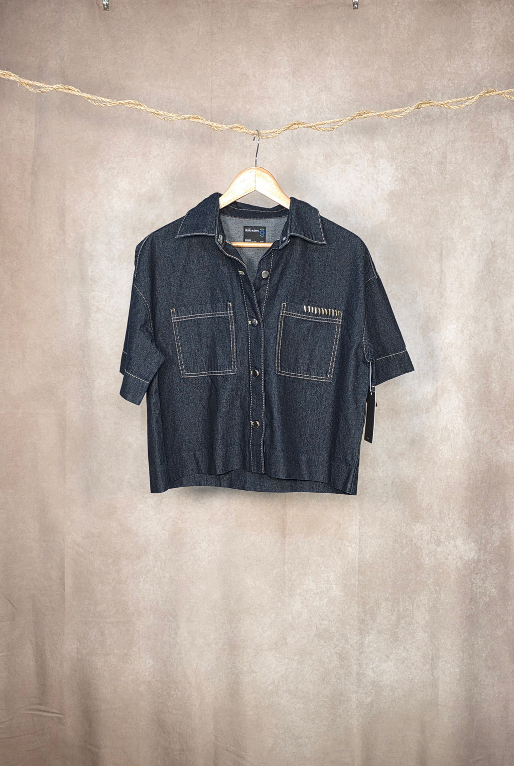 Camicia corta squadrata in denim blu scuro