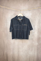 Camicia corta squadrata in denim blu scuro