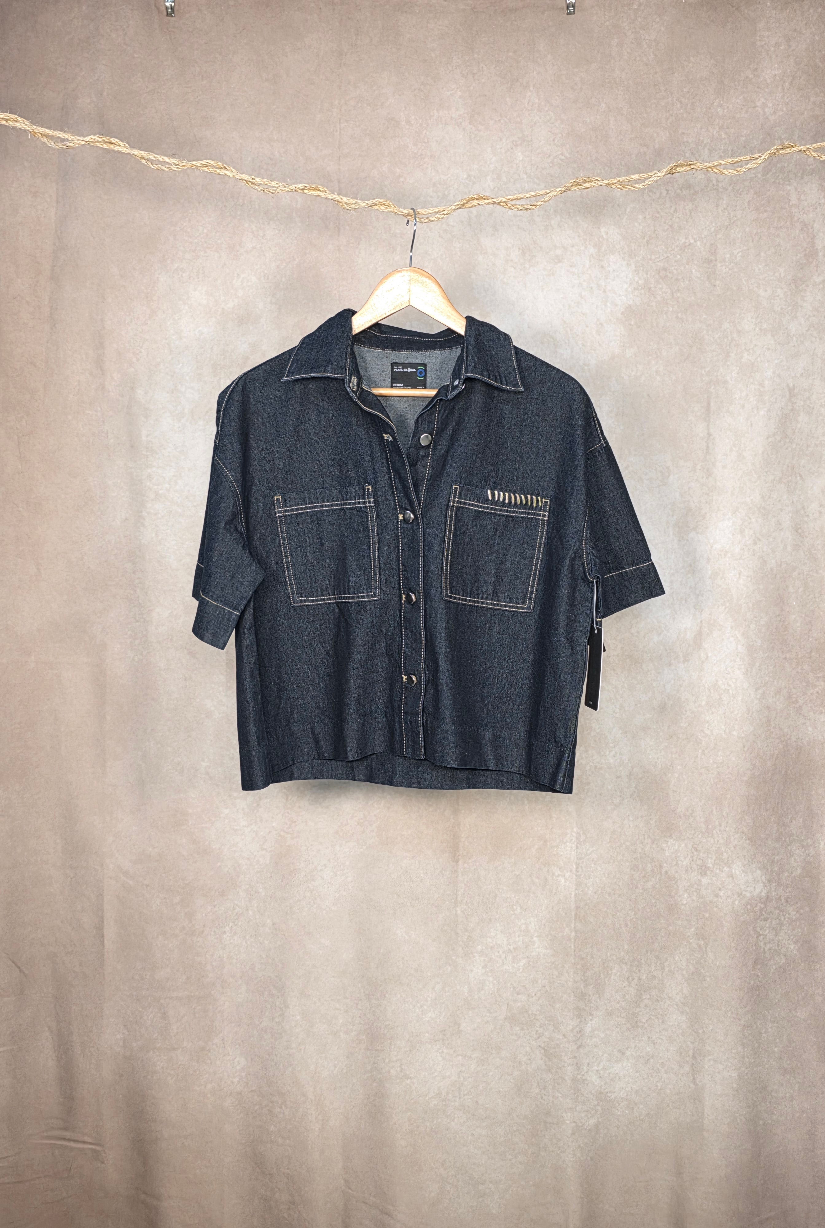 Camicia corta squadrata in denim blu scuro