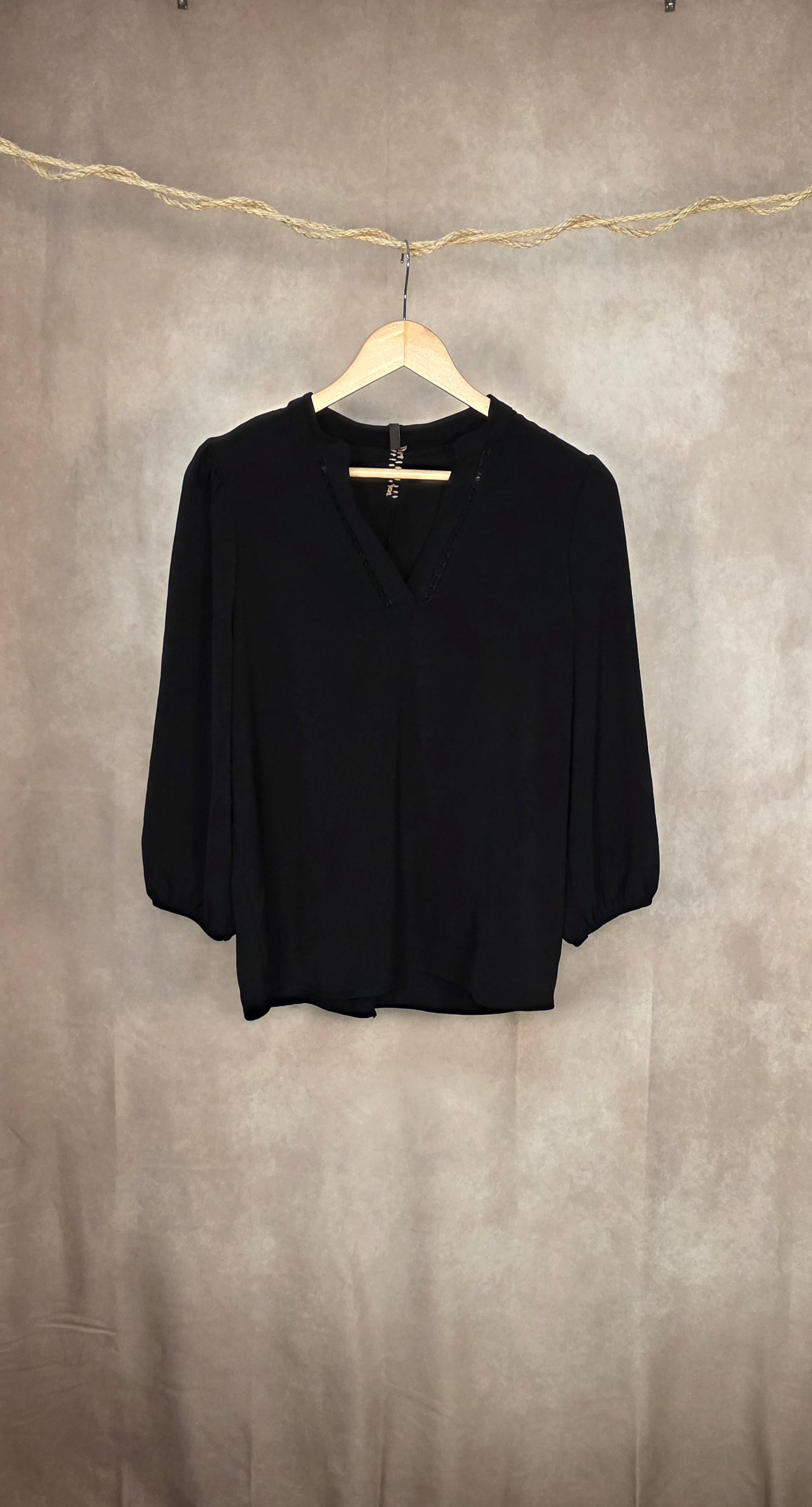 Camicia nera a scollo V