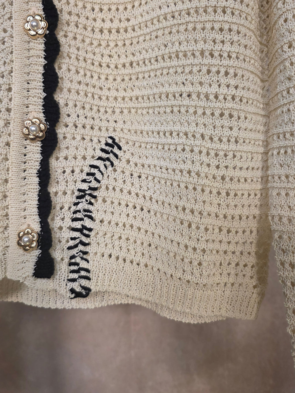 Cardigan in maglia traforata con bottoni gold