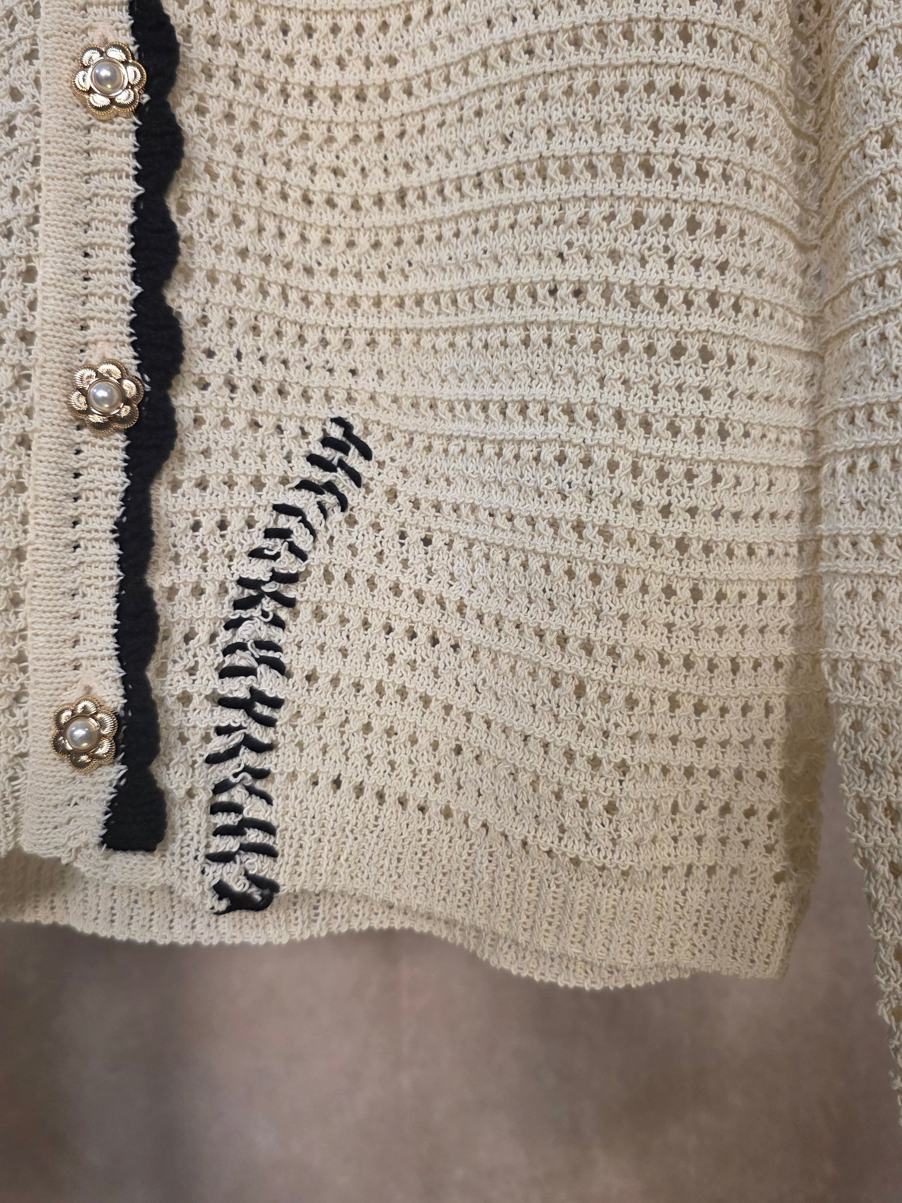 Cardigan in maglia traforata con bottoni gold