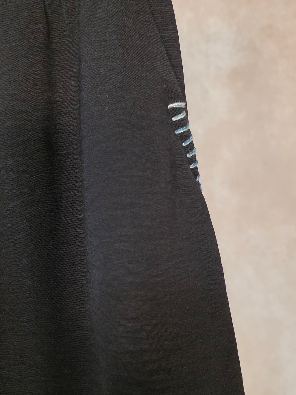 Gonna midi nera con tasche laterali