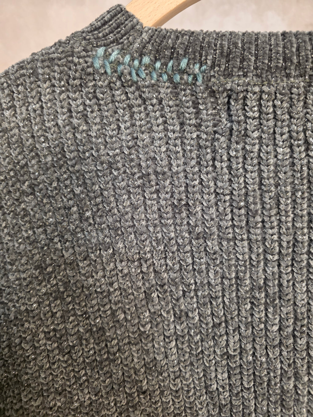 Maglione intrecciato con dettagli traforati