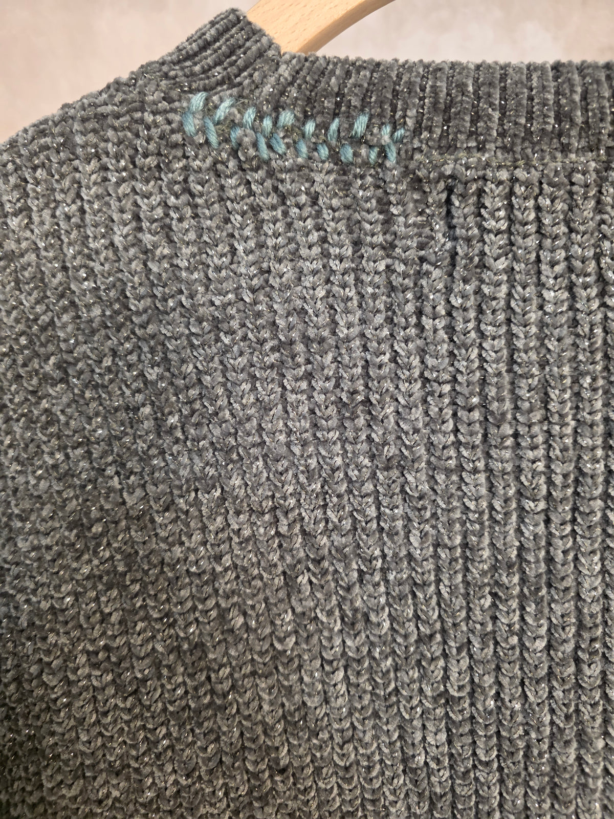 Maglione intrecciato con dettagli traforati