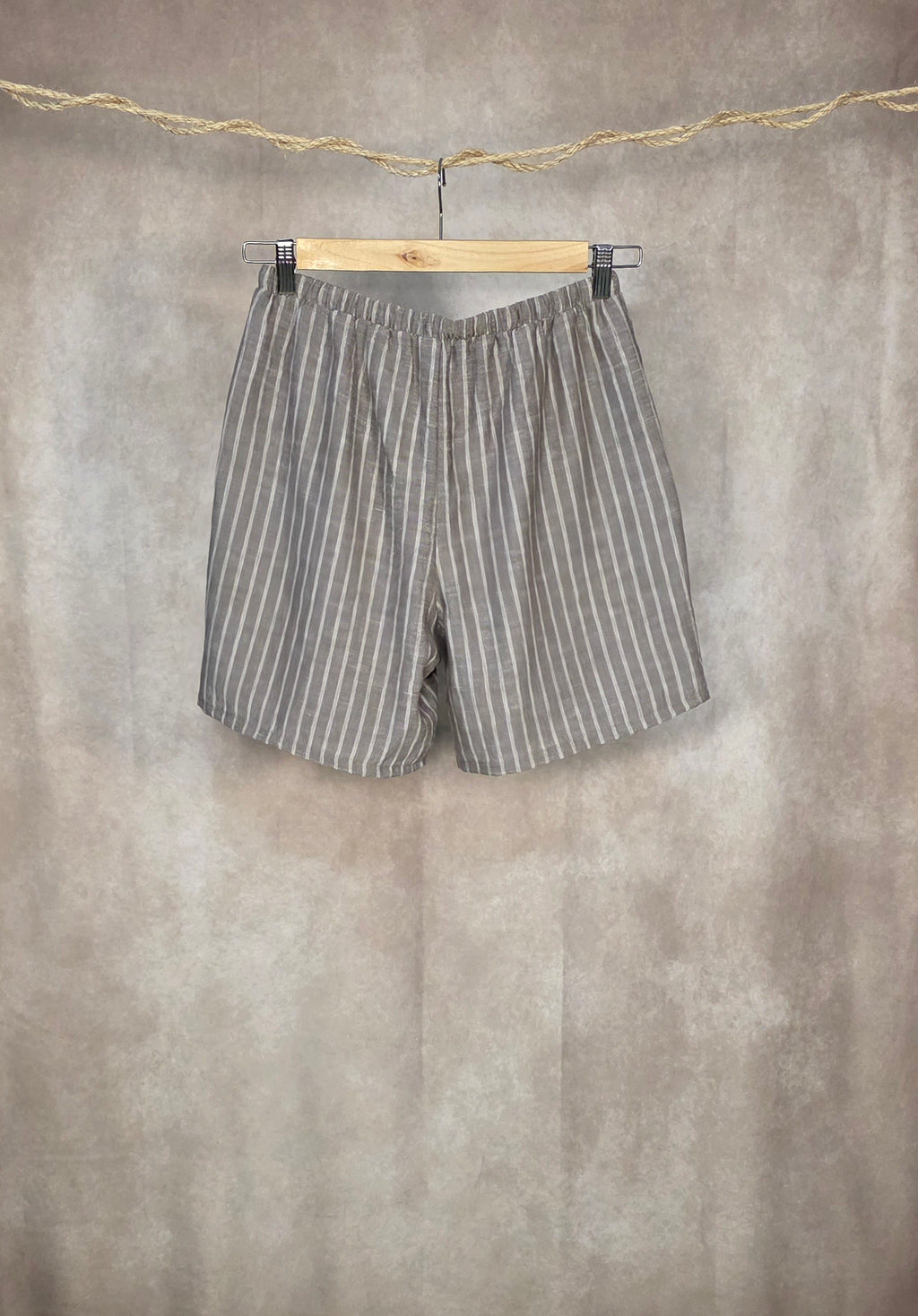 Shorts gessati a vestibilità morbida con tasche frontali