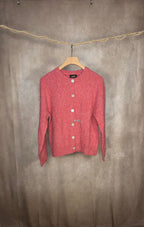 Cardigan rosa con bottoni