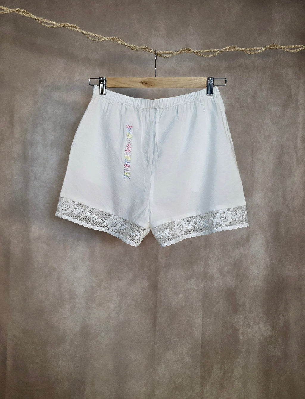 Pantaloncini con bordi in pizzo