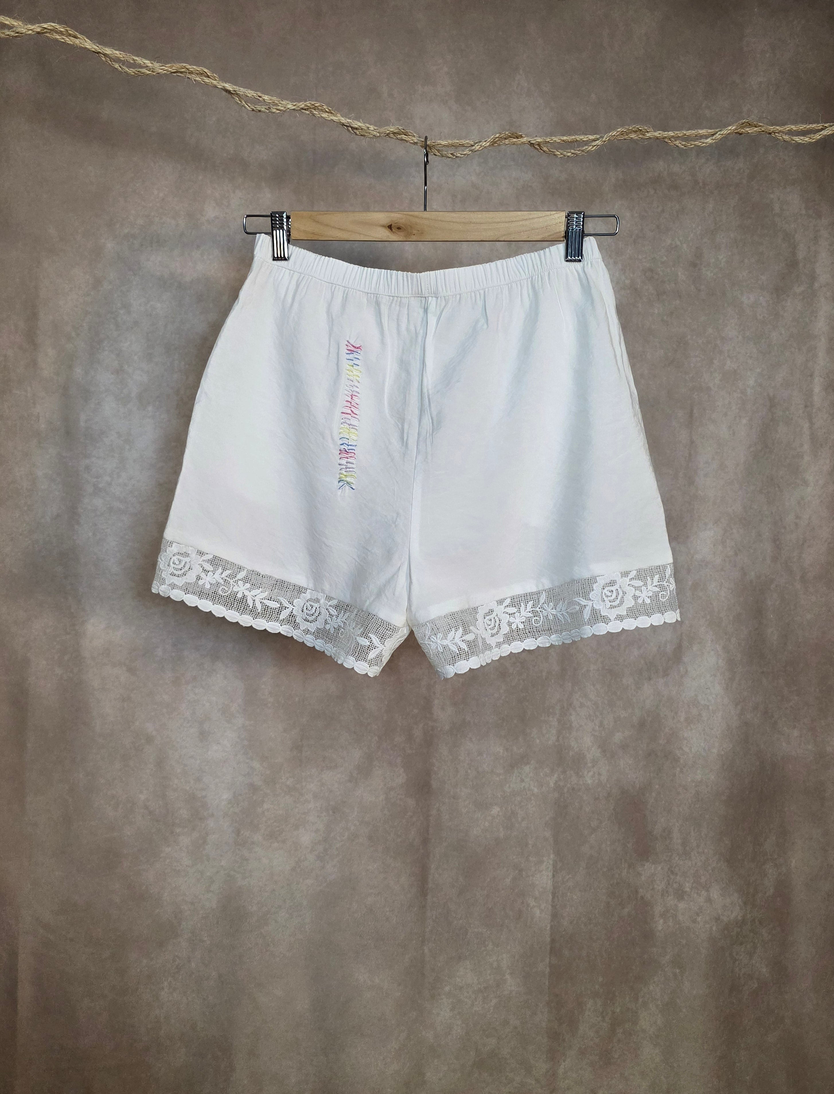 Pantaloncini con bordi in pizzo