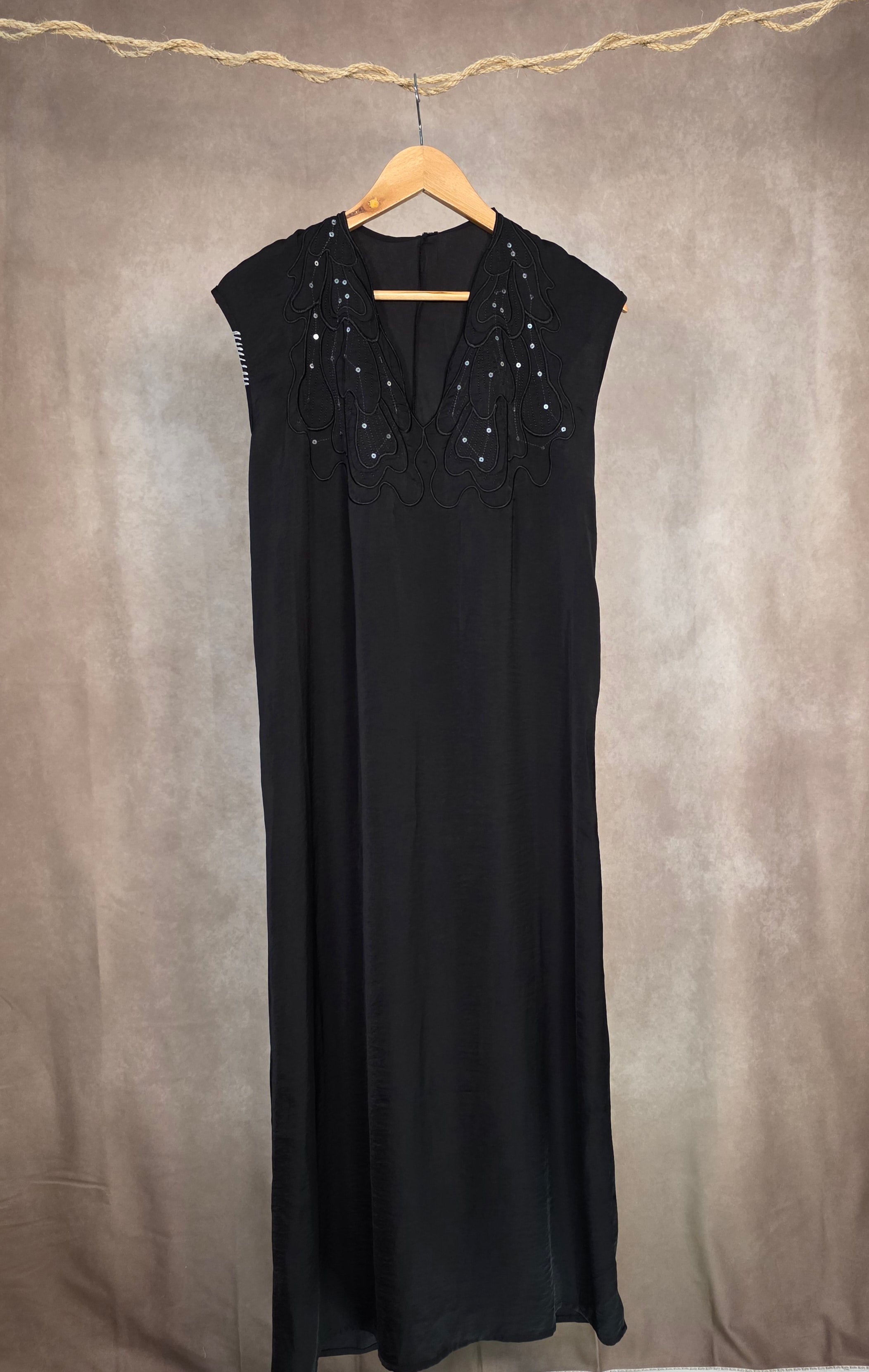 Abito smanicato con strass