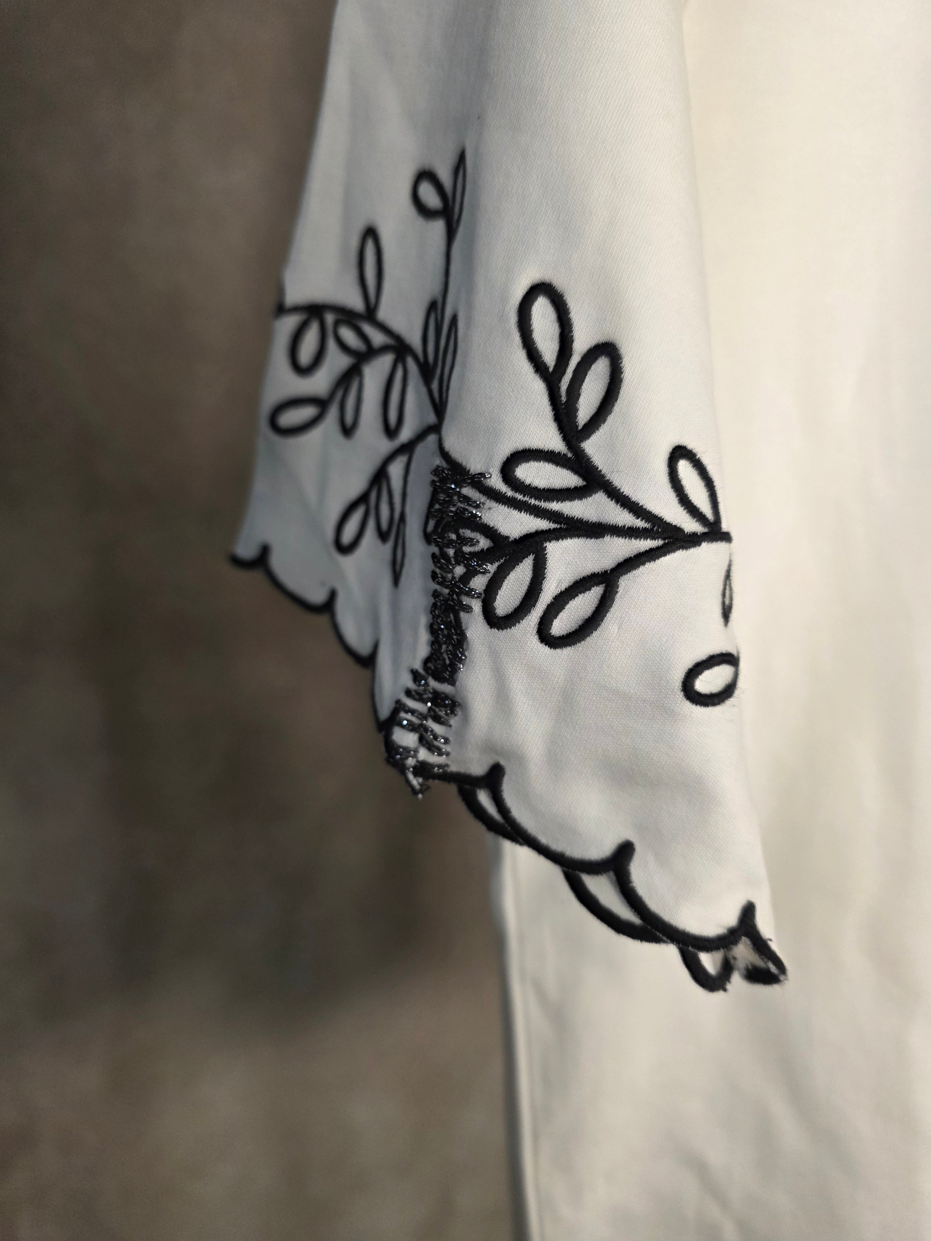 Camicia con ricami floreali