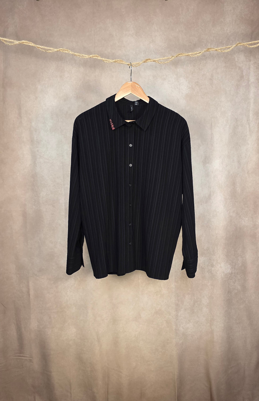 Camicia nera a righe in viscosa