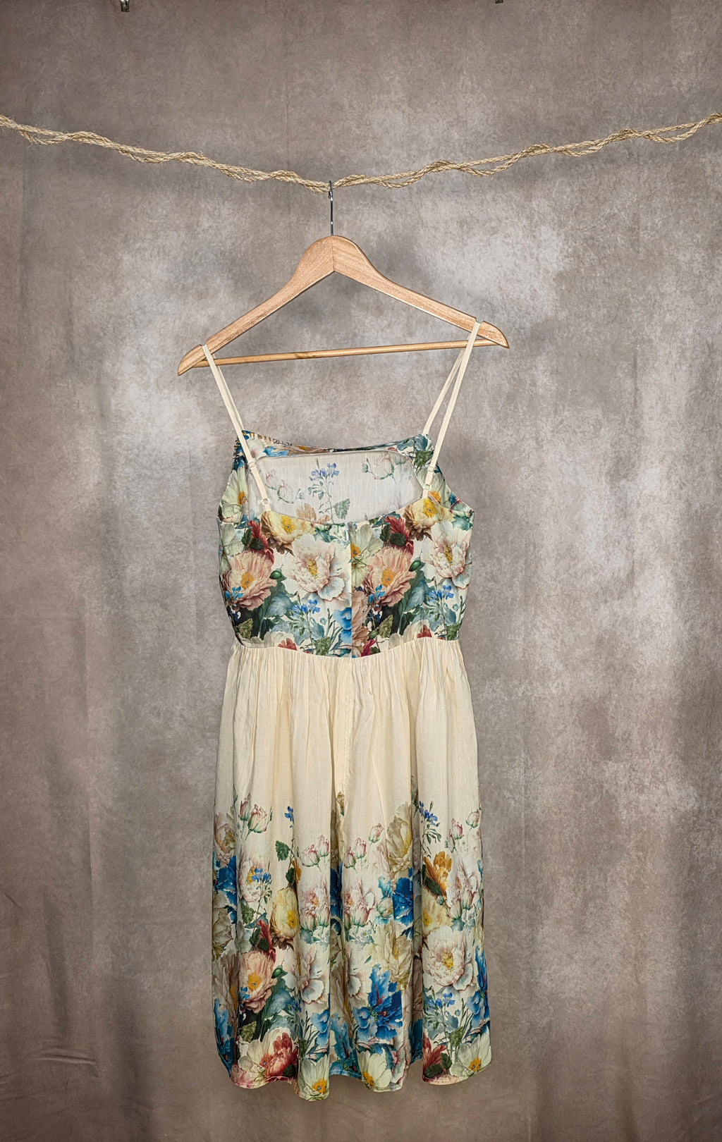 Abito beige a stampa floreale con spalline sottili