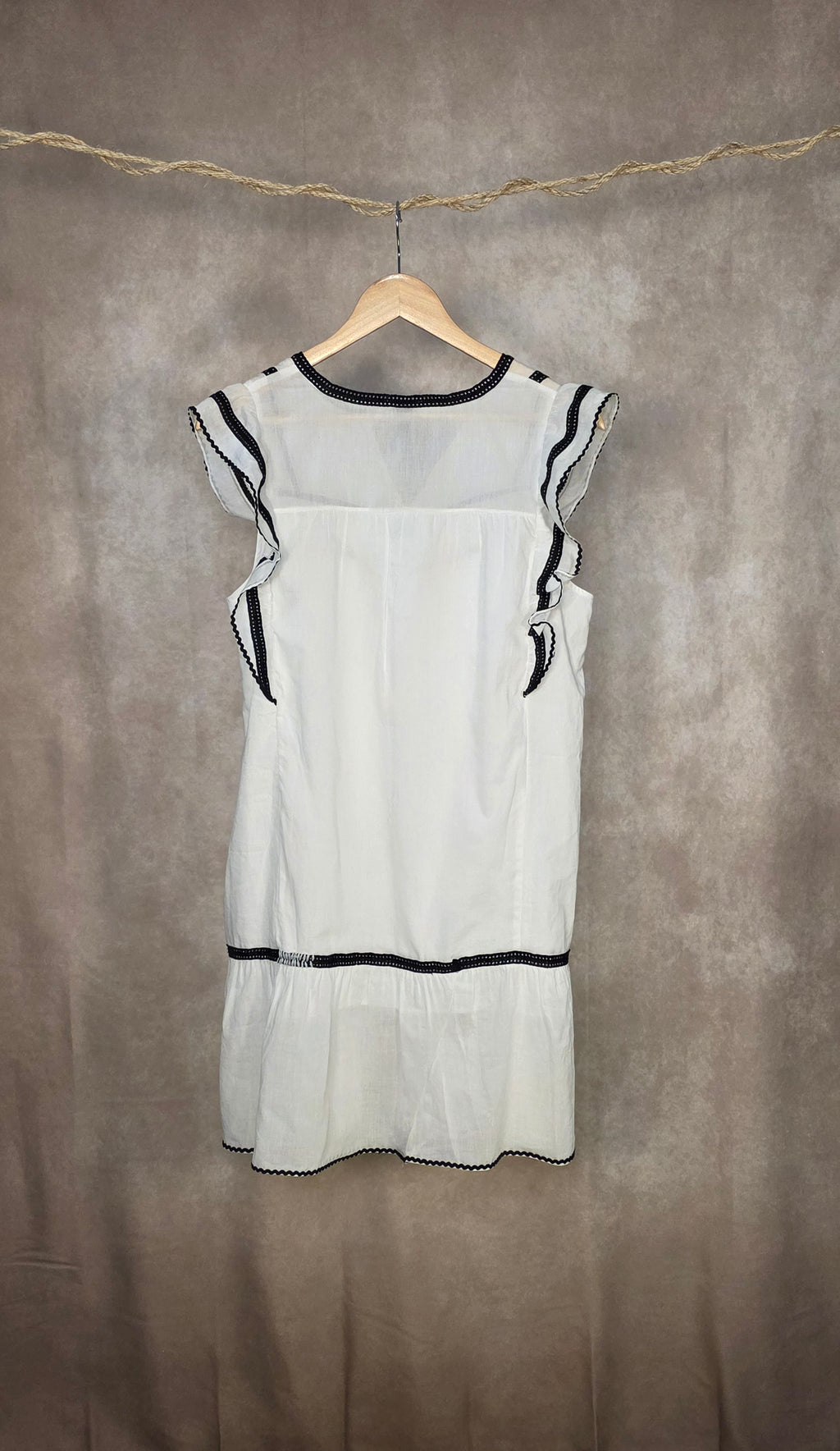 Abito mini boho con ricami a contrasto