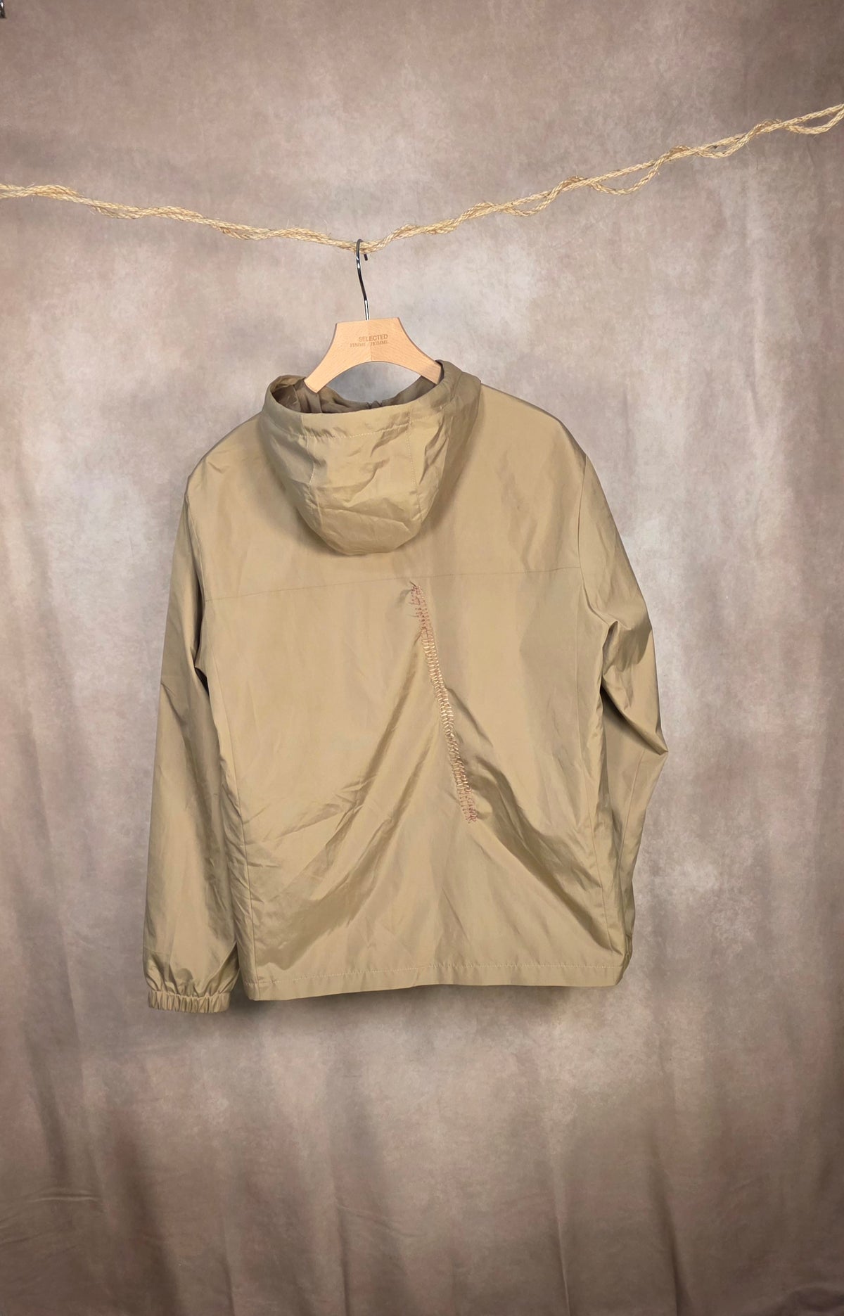 Giacca a vento beige con cappuccio
