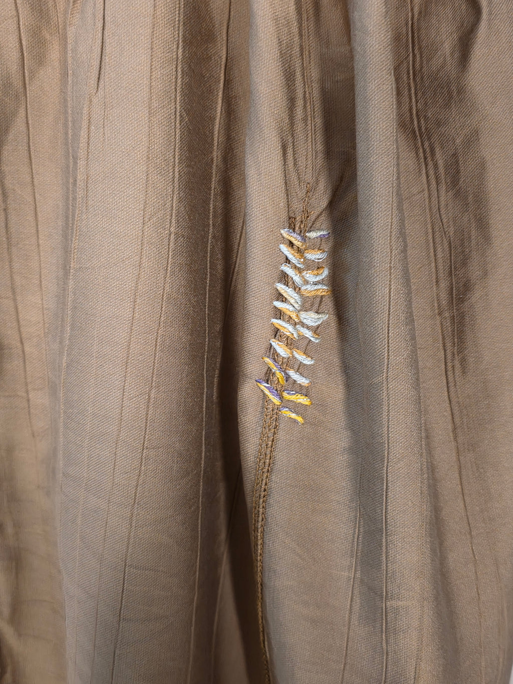 Top con spalline sottili e scollo a V decorato in pizzo