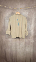 Camicia scollata a V con volant