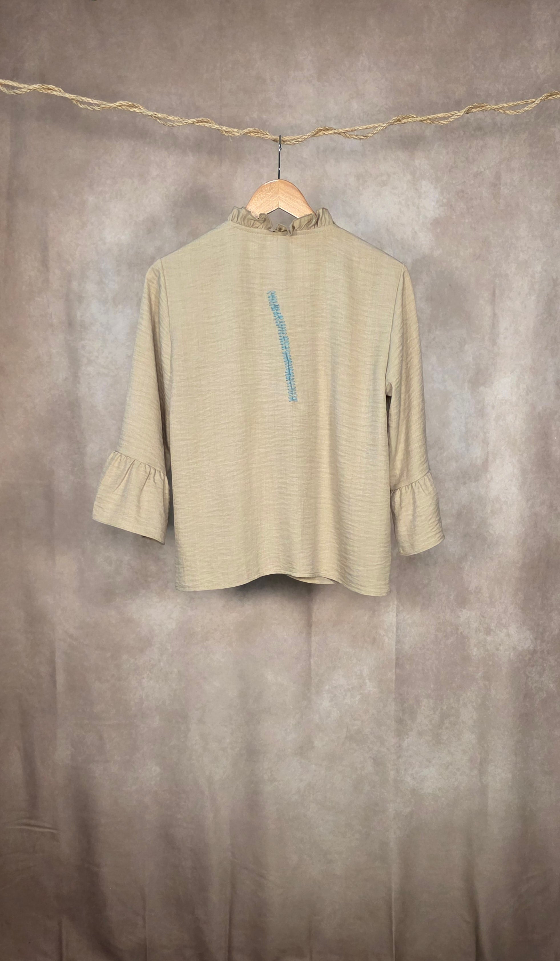 Camicia scollata a V con volant