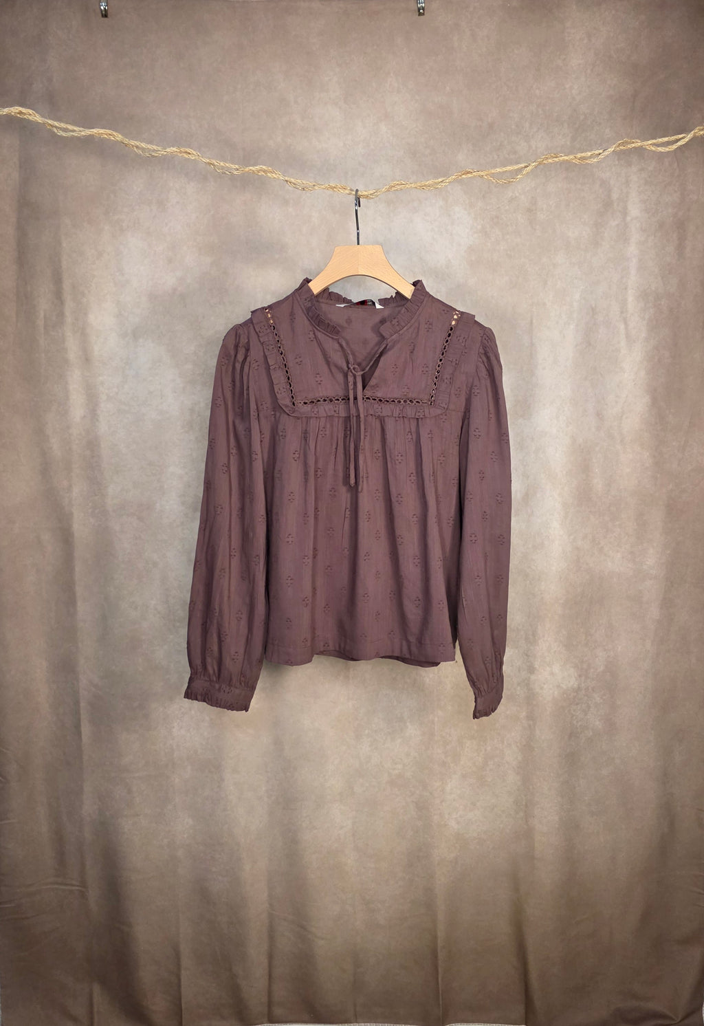 Camicia con ricami traforati e volant