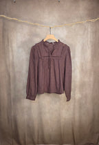 Camicia con ricami traforati e volant