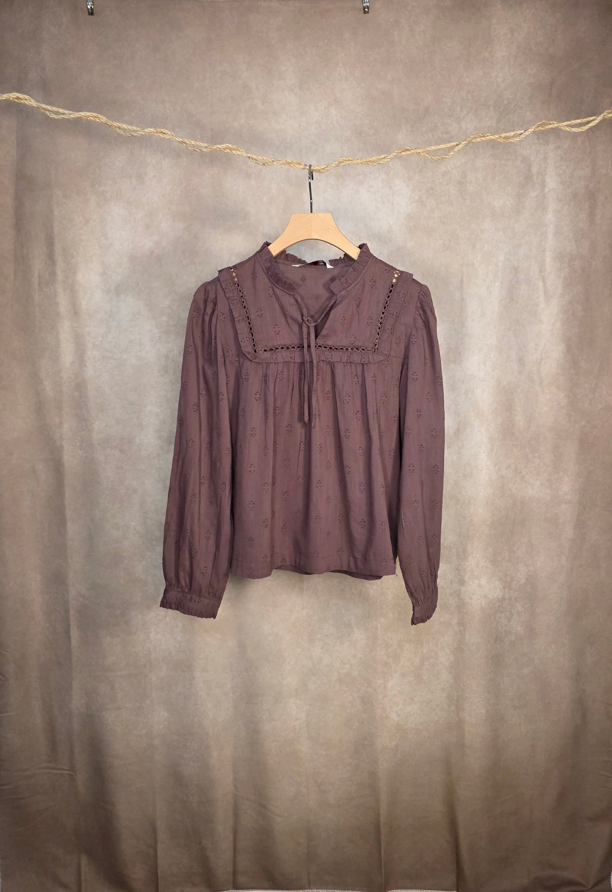 Camicia con ricami traforati e volant