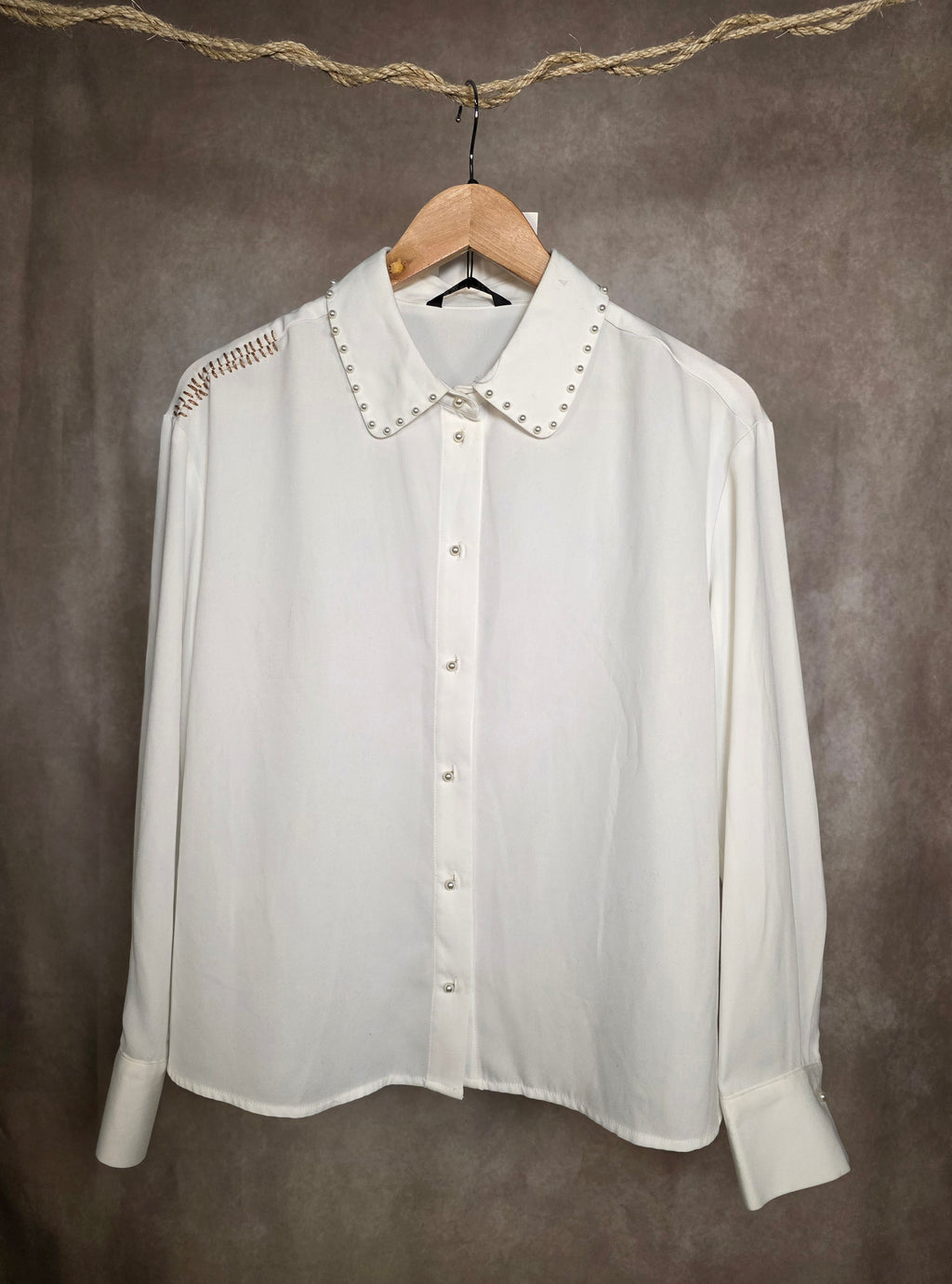Camicia con colletto impreziosito da micro perle