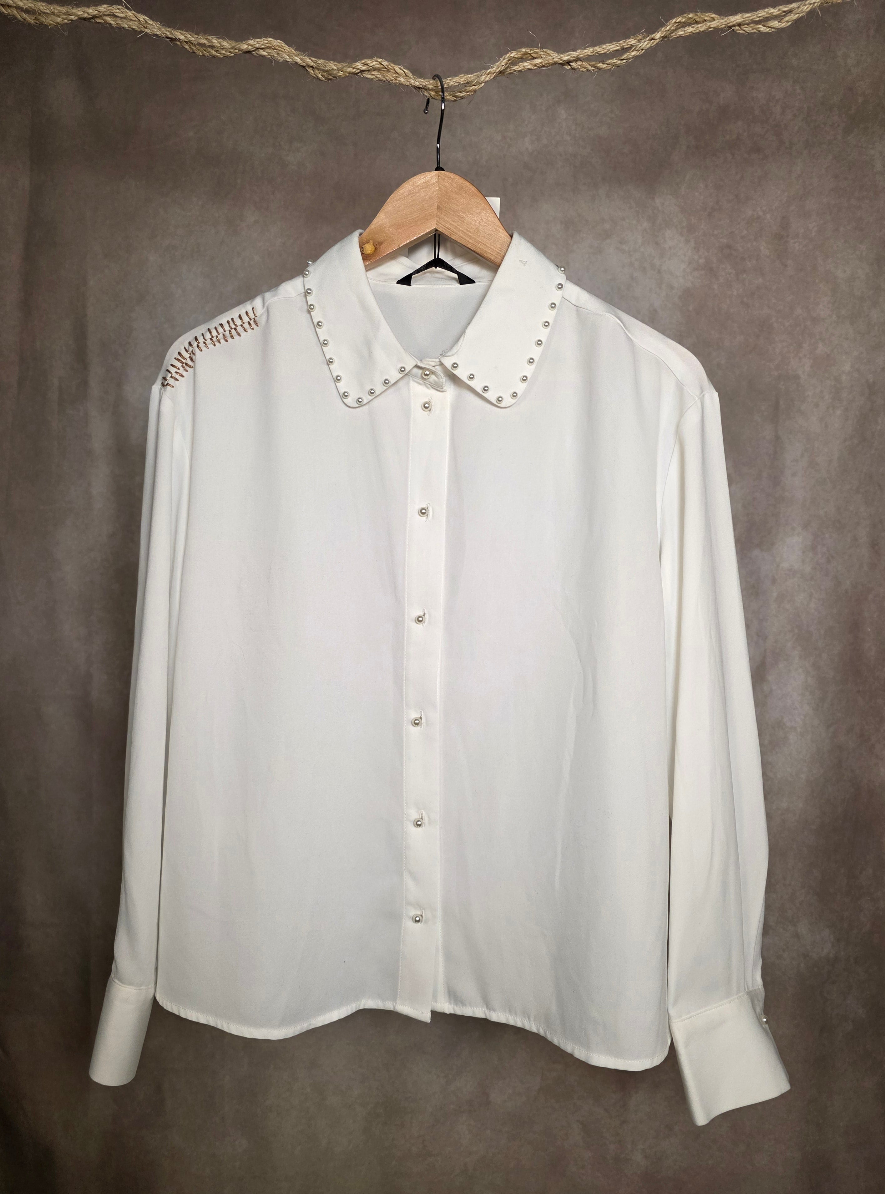Camicia con colletto impreziosito da micro perle