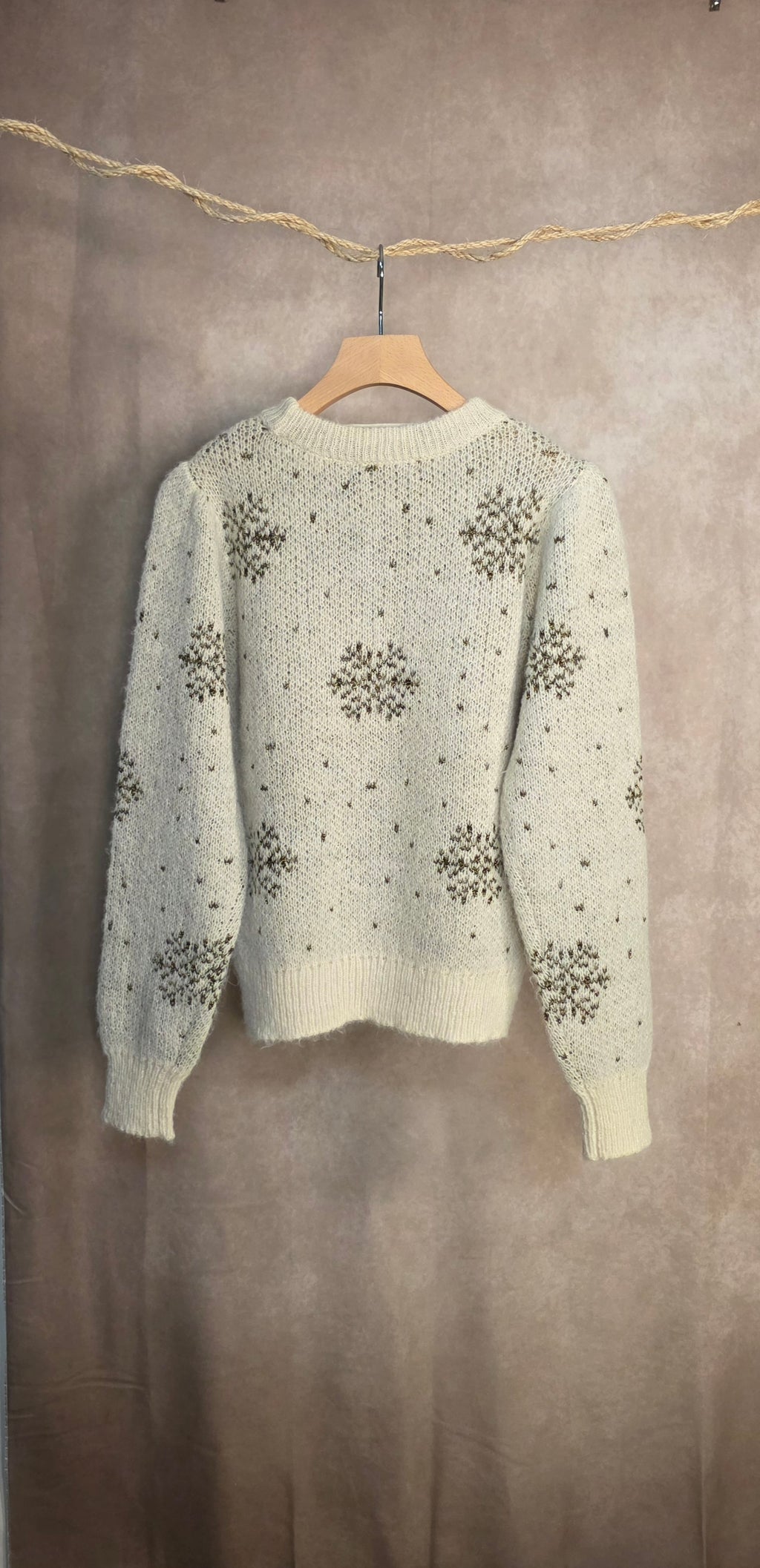 Maglione in maglia morbida con fiocchi di neve dorati