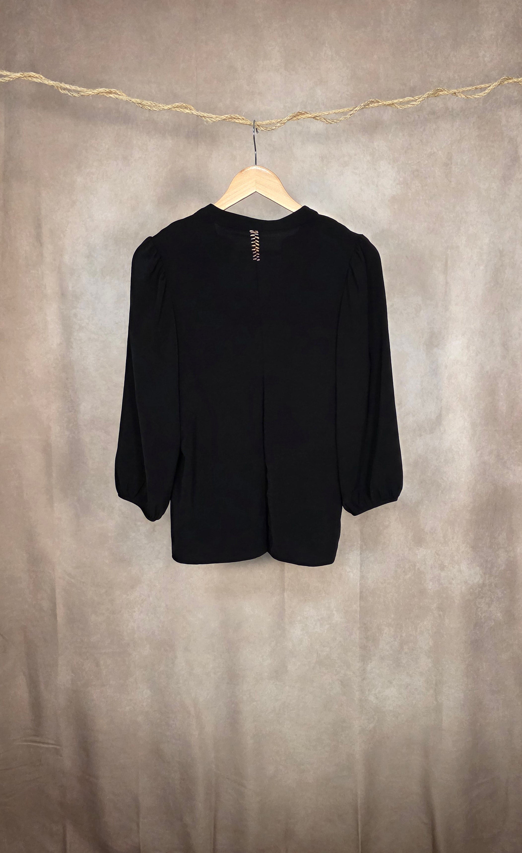Camicia nera a scollo V