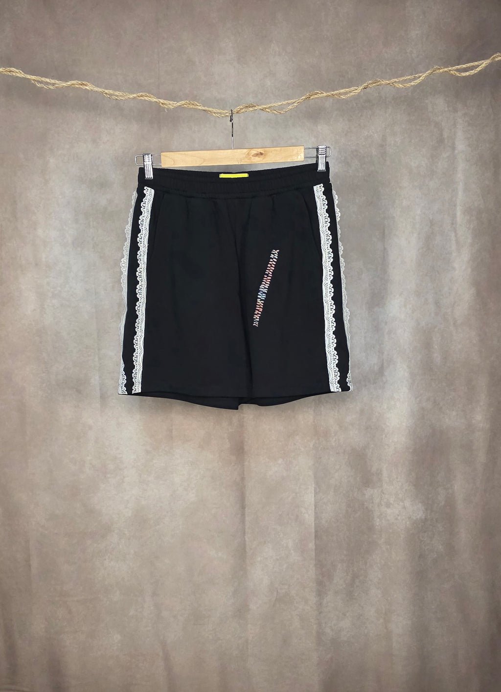 Pantaloncini neri con inserti in pizzo