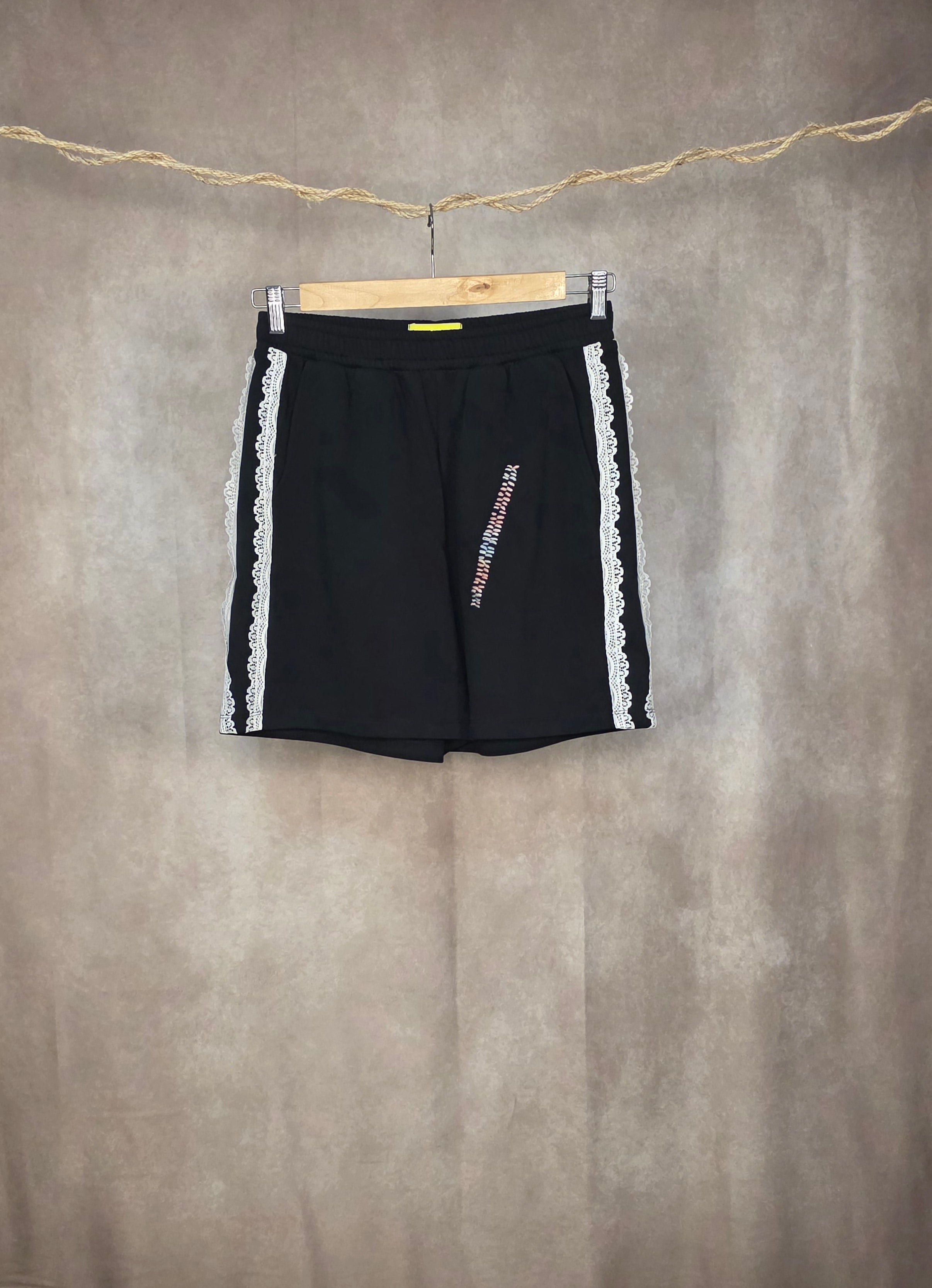 Pantaloncini neri con inserti in pizzo