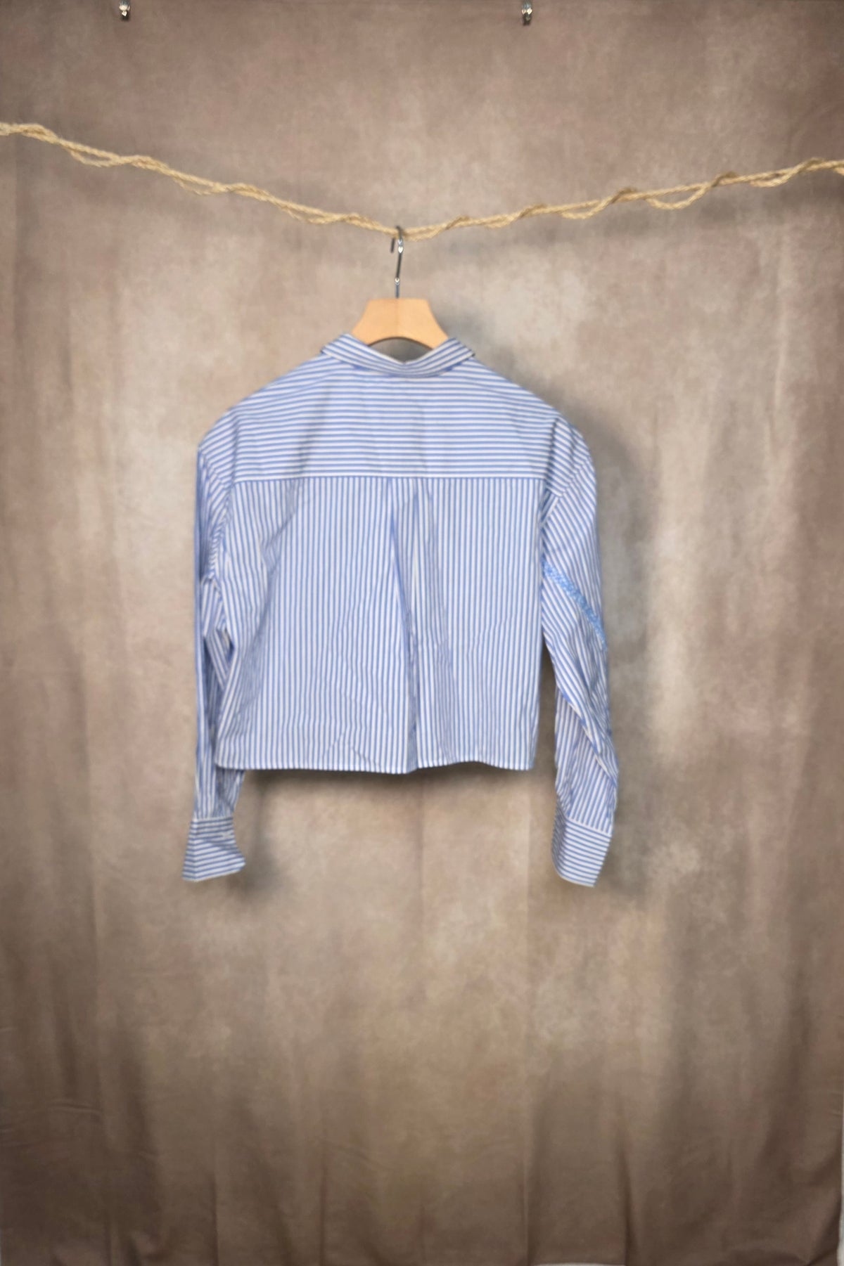 Camicia cropped a righe gessate