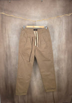 Pantaloni chino con coulisse in vita