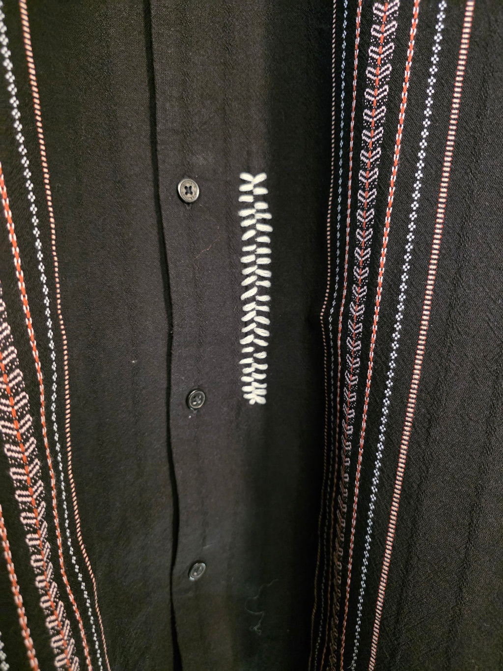 Camicia a colletto cubano e ricami verticali