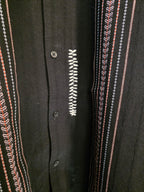 Camicia a colletto cubano e ricami verticali