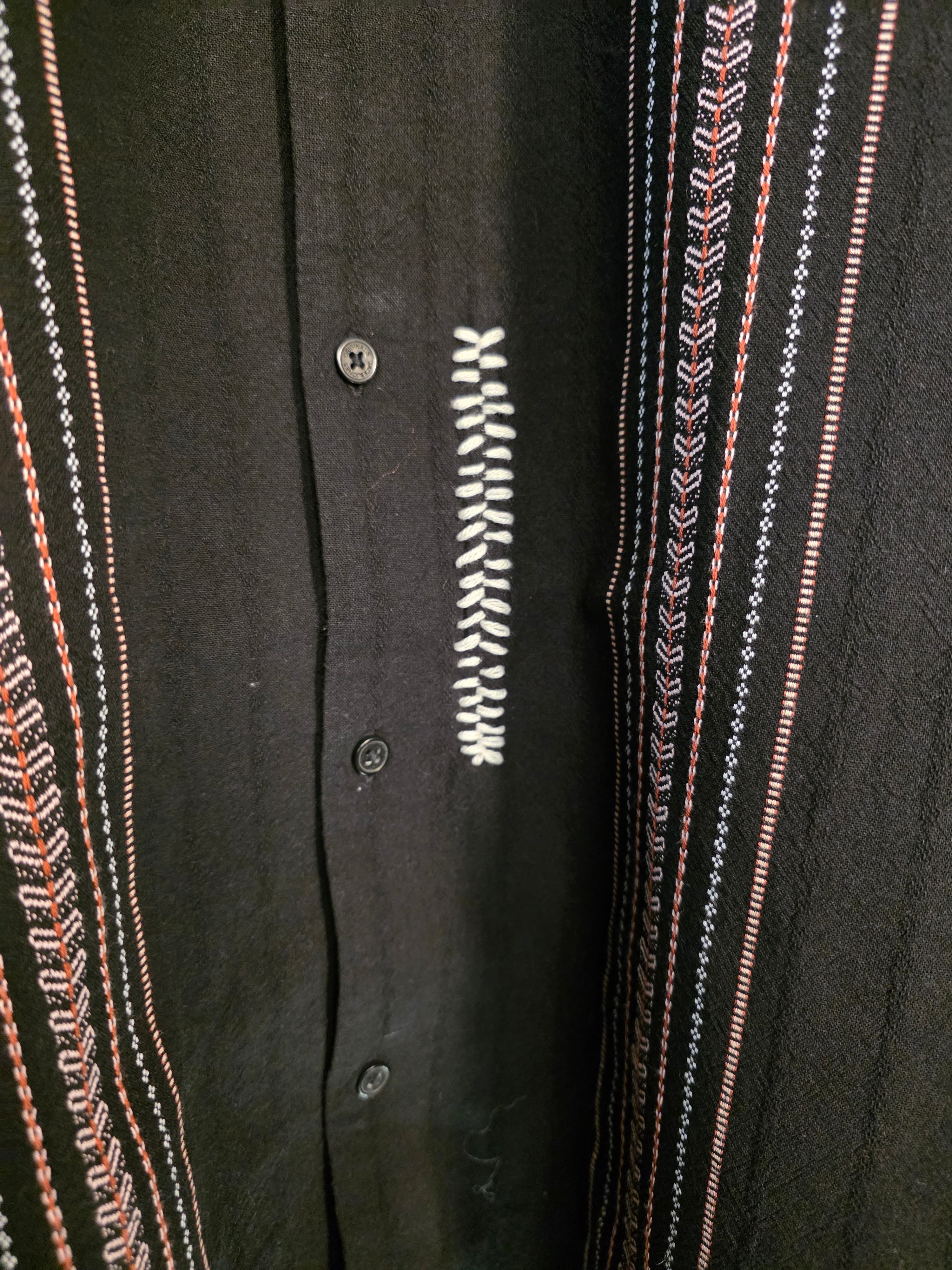 Camicia a colletto cubano e ricami verticali